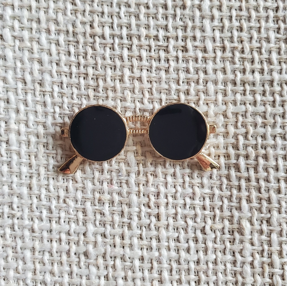 Vintage Round Glasses Enamel Pin